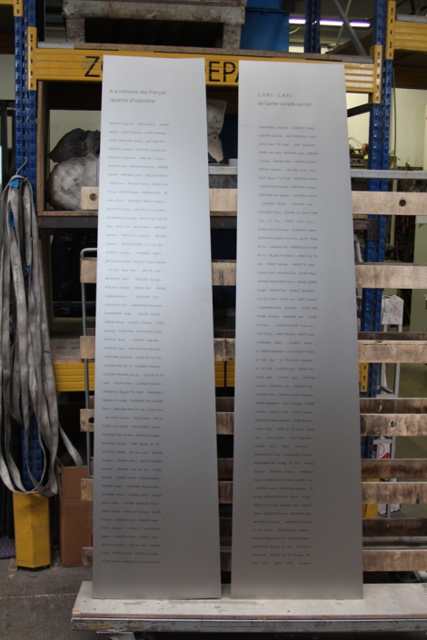 Stèle en inox microbillé avec texte en marquage laser noir