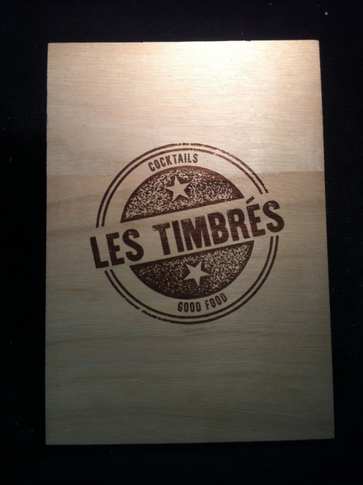 menu gravé par laser sur bois