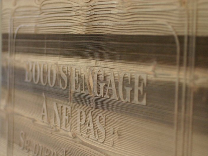 Bois sablé aérogommage ile de france paris CPR 94 fontenay-sous-bois LEGRAND SGM sablage grenaillage microbillage traitement de surface par impacts MDF MEDIUM CHENE PIN RESINEUX DOSSE SAPIN OSB PIN DEROULÉ MOTIF ALEATOIRE RESTAURANT PANNEAU EFFET DAMIER GRAVURE EFFET TEXTILE MYEN FORT LEGER METALLISATION FLOTTÉ TRONC